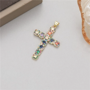 Lussuoso ciondolo a croce placcato oro 14K con vivaci zirconi multicolore brillanti