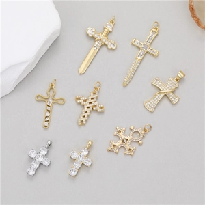 Variété de pendentifs croix et épée en or 14K avec incrustations de zircone