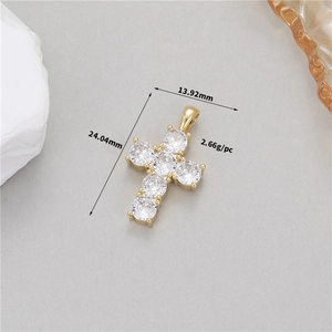 Détail du pendentif croix plaqué or 14K avec zircons clairs et dimensions précises