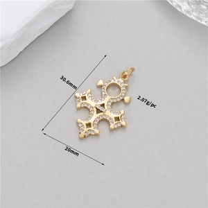 Détail du pendentif croix plaqué or 14K avec incrustations de zircons et dimensions