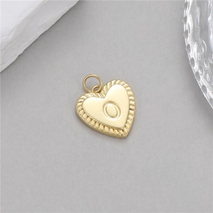 Pendentif cœur doré exquis avec lettre O en relief et texture radiale pour bijoux DIY