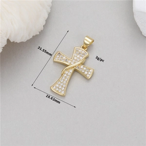 Détails de taille d'un pendentif croix plaqué or 14K avec des zircons blancs incrustés