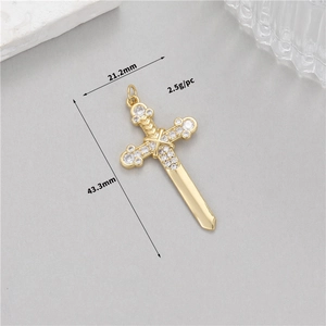Vue détaillée du pendentif croix plaqué or 14K de dimensions 43,3 mm par 21,2 mm