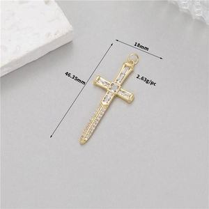 Détail d'un pendentif croix épée en or 14K serti de zircones avec ses dimensions