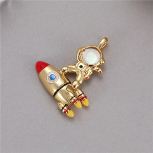 Goldener Astronauten- und Raketenanhänger mit buntem Emaille und irisierendem Opalvisier