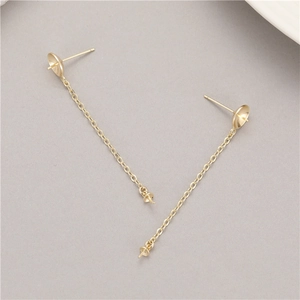Dettaglio di orecchini a catena lunga placcati oro 14K con basi per perle fai-da-te