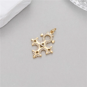Pendentif croix ajouré plaqué or 14K avec zircons étincelants et anneau de suspension