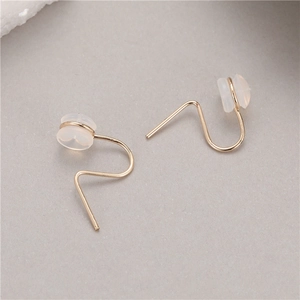 Orecchini a croce dorati eleganti con ganci a U e stile minimalista a sospensione