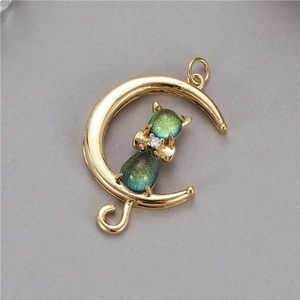 Goldener Mond Katze Anhänger Halskette mit blau grünen Opalsteinen und Zirkonia Details