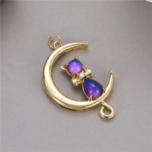 Makroaufnahme von goldenem Mondsichel-Katzenanhänger mit violettem Opal und Zirkon