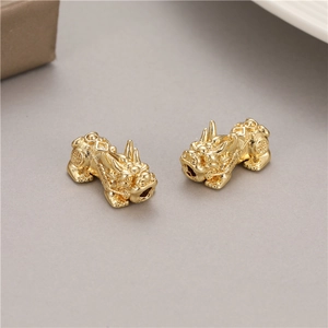 14K vergoldete Pi Xiu Anhänger mit Schnitzereien für DIY Schmuckherstellung und Armbänder