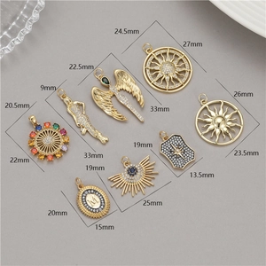 Sammlung goldener Zirkonia-Anhänger mit Maßangaben zeigt Sonnen- und Engelsflügel-Designs