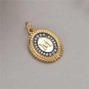 Makroaufnahme des 14K vergoldeten ovalen Anhängers mit Zirkonia und Buchstabe M Detail
