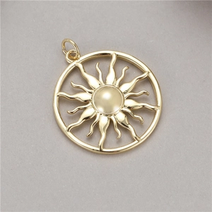 Makroaufnahme von 14K vergoldetem Sonnenanhänger mit Zirkonia für DIY-Schmuck