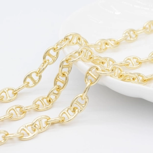 Gros plan de maillons de chaîne nez de cochon plaqués or 14K pour la création de bijoux