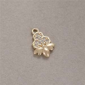 Makroaufnahme von 14K vergoldetem Anhänger mit Zirkonia-Mikropflaster und Blumendetails