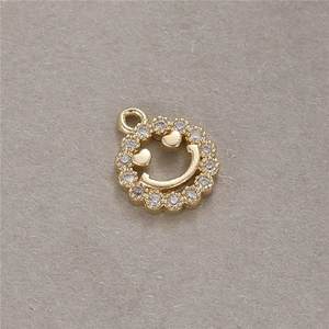 Makroaufnahme von 14K vergoldetem Smiley-Anhänger mit Zirkonia-Mikropflasterung