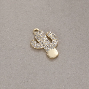 Makrofoto von 14K vergoldetem Kaktus-Anhänger mit Zirkonia-Besatz für DIY-Schmuck