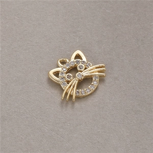 Detailansicht eines 14K vergoldeten Katzenanhängers mit Zirkonia-Mikropavé-Besatz