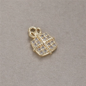 Exquisiter 14K vergoldeter Geschenkbox-Anhänger mit Zirkonia-Besatz für DIY-Schmuck