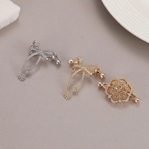 Détail de pendentifs en forme de nœud et breloques rondes avec cristaux brillants
