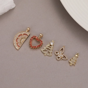Détails macro des breloques plaquées or 14K avec incrustation de zircon et formes variées