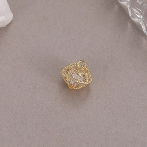 Squisito ciondolo a cubo geometrico placcato in oro con una grande pietra di zircone