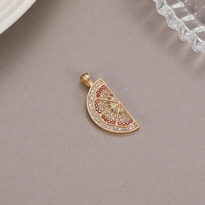 Détail du pendentif agrume plaqué or 14K avec zircons colorés sertis en micro-pavé