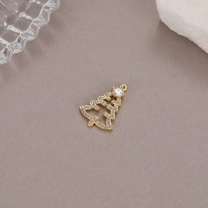 Vue macro d'un pendentif sapin de Noël en or 14K avec des pierres de zircone