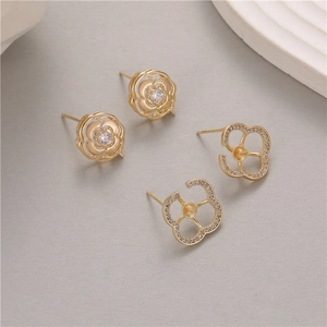 Eleganti orecchini a perno a camelia dorata e montatura in perla a quadrifoglio in argento 925