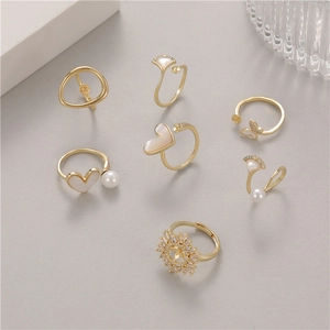 Set de 7 bagues dorées avec perles, cœurs et motifs de papillons pour femmes