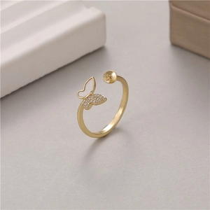 Détail de la base de bague papillon dorée avec nacre et support pour perle DIY