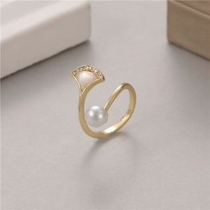 Bague ouverte dorée avec motif feuille de ginkgo, nacre blanche et perle élégante
