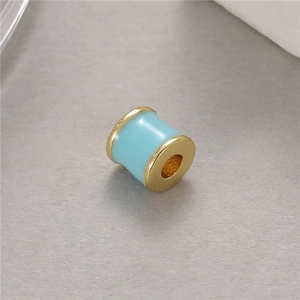 Primer plano de cuenta de esmalte azul claro con bordes dorados para crear joyas DIY