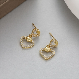 Elegante 14K vergoldete Doppelherz-Ohrstecker mit weißen Zirkonia auf grauem Hintergrund