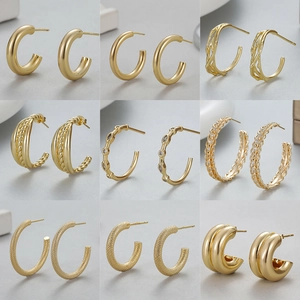 Set de 9 pendientes de aro en C bañados en oro con circonitas y texturas metálicas variadas