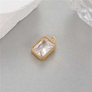 Vue macro d'un pendentif rectangulaire plaqué or 14K avec oxyde de zirconium clair