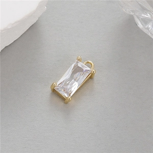 Vue détaillée du pendentif goutte en plaqué or 14K avec oxyde de zirconium rectangulaire