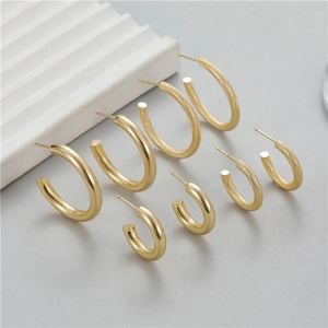 Set di orecchini a cerchio a C placcati oro 14K con finiture lisce e trame zigrinate