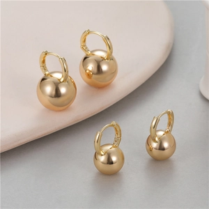Eleganti orecchini a cerchio con sfera dorata in metallo lucido con stile minimalista
