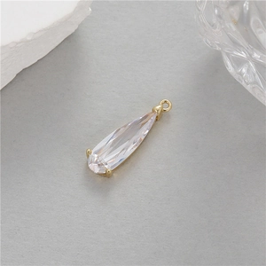Vue macro du pendentif goutte en zircon et monture dorée 14K pour création de bijoux
