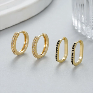Set di orecchini a cerchio dorati con pavé di zirconi scintillanti di lusso