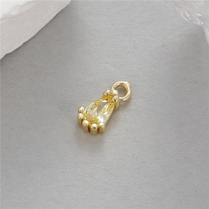 Détail d'un pendentif goutte plaqué or 14K avec une pierre de zircon jaune facettée