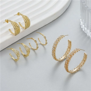 Elegante collezione di quattro orecchini a cerchio a C intrecciati oro da donna