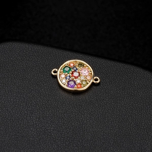 Exquisiter 14k vergoldeter runder Schmuckanhänger mit bunten Pavé-Edelsteinen