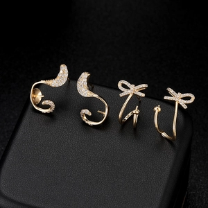 Elegante vergoldete Ohrstecker mit Schleife und Halbmond und Zirkonia-Besatz