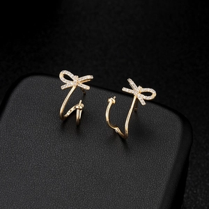 Elegante vergoldete Schleifen-Ohrstecker mit Zirkonia-Besatz für DIY-Perlenschmuck-Designs