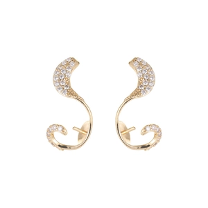 Elegante goldene S-Kurve Ohrringe mit Zirkonia-Besatz auf weißem Hintergrund