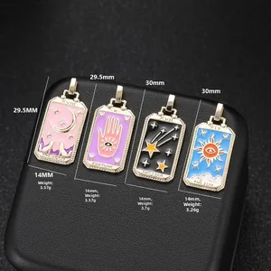 Vista de los colgantes de tarot bañados en oro de 14K con iconos de sol y luna en esmalte