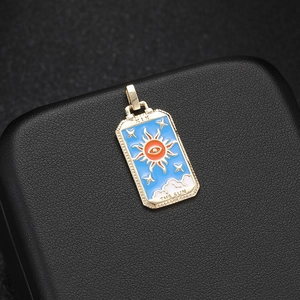 Colgante de carta de tarot del sol bañado en oro 14K con esmalte azul y XIX